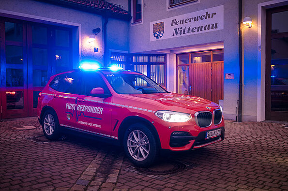 Freiwillige Feuerwehr Nittenau: First Responder - Fahrzeug, Nachtaufnahme mit Blaulicht
