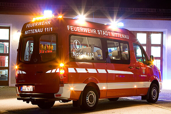 Freiwillige Feuerwehr Nittenau: MZF, Schrägansicht Beifahrerseite bei Nacht